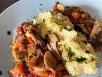 Bild: Cremige Polenta mit Kruterseitlingen und Tomaten